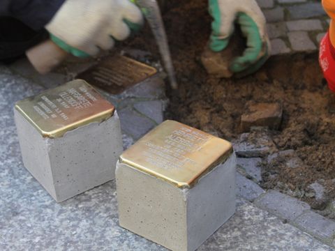 Neue Stolpersteine an der Mommsenstraße 67