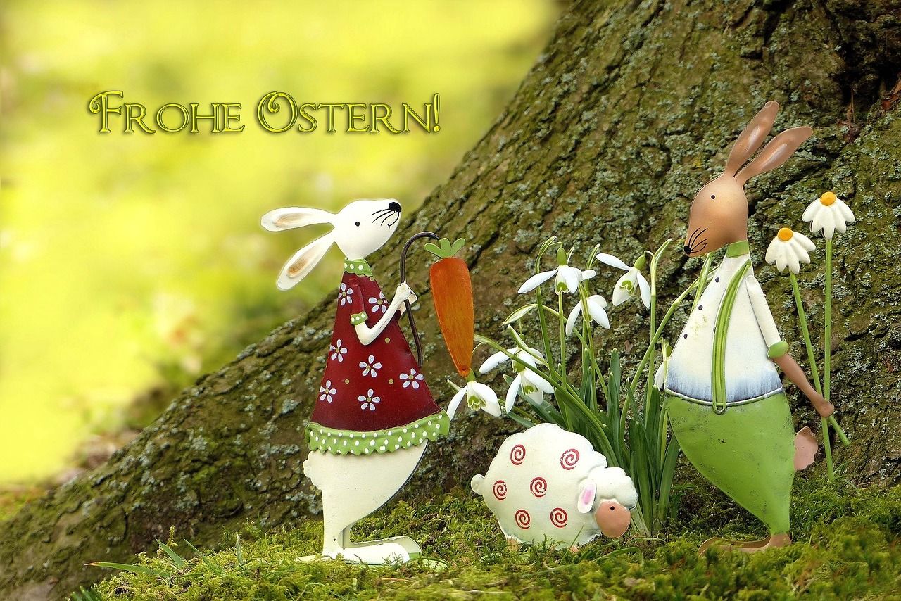 Osterfiguren und Schriftzug Frohe Ostern