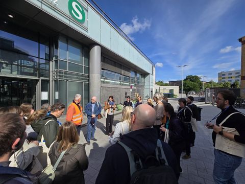Beim Rundgang informierten sich die Teilnehmenden unter anderem über den neu gestalteten Vorplatz Nord am Bahnhof Südkreuz. Der seit Ende 2025 freigegebene Eingangsbereich wurde klimaangepasst und barrierefrei gestaltet und wertet das Umfeld des Bahnhofs städtebaulich auf. (Bild: Jahn, Mack & Partner)