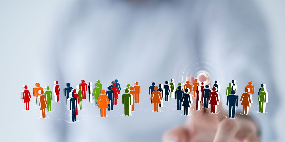 Finger tippt auf Illustration aus menschlichen Silhouetten, die gemeinsam ein Netzwerk bilden