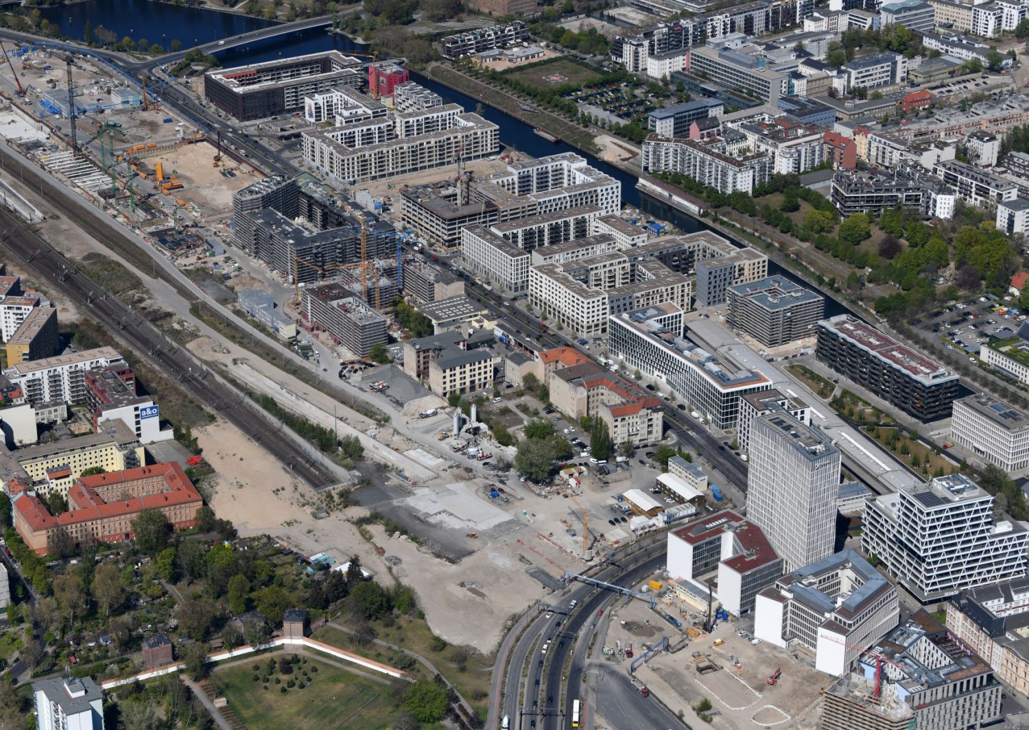 Berlin aus der Luft gesehen - Europacity mit Zuführung S21 zum Hbf / nördliche Ausfahrt Berlin Hbf tief