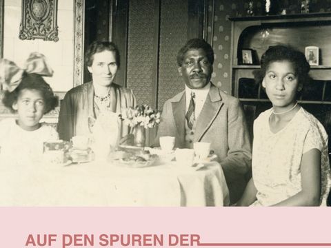 Der Katalog zur Ausstellung ist ab Oktober erhältlich. Titelfoto: Mandenga und Emilie Diek mit ihren Töchtern Erika und Dorothea, Privatbesitz Reiprich, 1920er Jahre