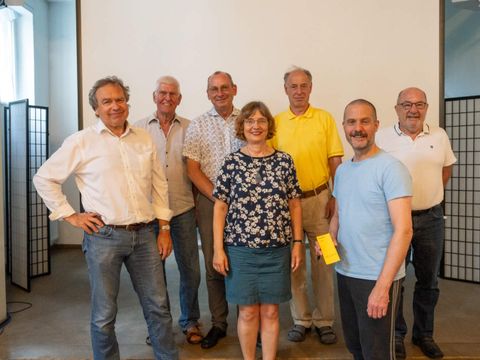 Foto von Vorstand und Aufsichtsrat der Genossenschaft Nahwärme-Eichkamp.berlin im Haus Eichkamp