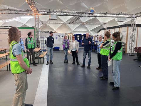 Stadträtin Regine Sommer-Wetter beim Besuch der Notübernachtung am Containerbahnhof
