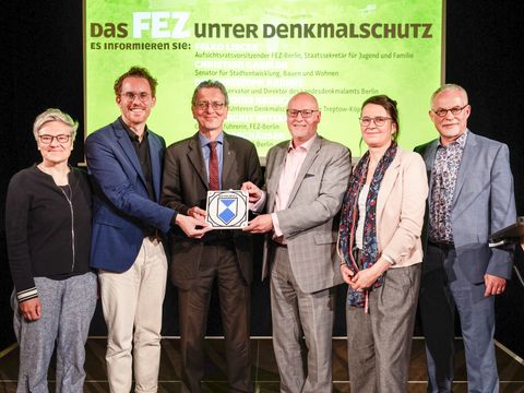 Übergabe der Denkmalschutz-Plakette am 28.05.2025: Dr. Antonia Brauchle, Dr. Christoph Rauhut, Senator Christian Gaebler, Chris Berghäuser, Dr. Margrit Witzke, Staatssekretär Falko Liecke, (v.l.) (Bild: FEZ Berlin, Oliver Wolff)