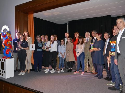 Bezirksstadtrat Uwe Brockhausen (4. v. r.) und Staatssekretärin Barbro Dreher (5.v.r.) mit den Gewinnern des Reinickendorfer Ausbildungsbuddys 2019 und weiteren Beteiligten (Bild: Weimer, Buddy Bär Berlin GmbH)