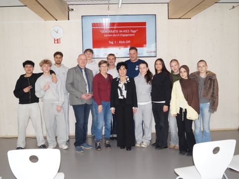 Bezirksbürgermeisterin Emine Demirbüken-Wegner mit Schülern, Lehrern und Verantwortlichen der Max-Beckmann-Oberschule (Bild: BA Reinickendorf)