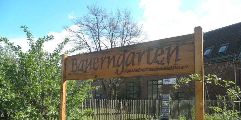 Eingangsschild zum Bauerngarten mit Schriftzug
