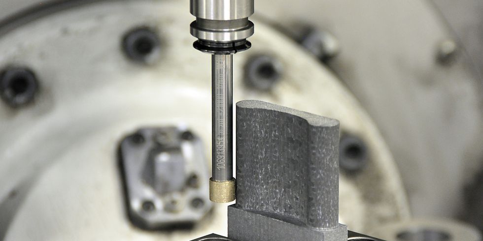 Detailaufnahme einer Metallverarbeitungsmaschine