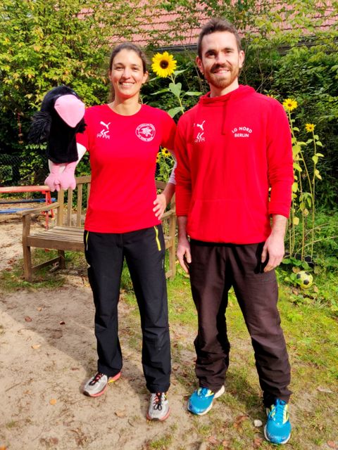 Übungsleiterin Annelie-Cosima Girra mit Rabe Rafael und Koordinator Felix Fasel (Bild: BA Reinickendorf)
