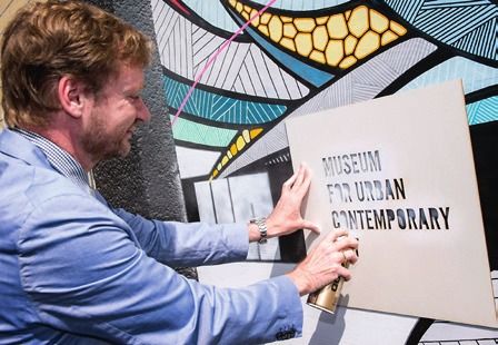 „Spatenstich“ bei der Eröffnung des Urban Art-Museums bei der URBAN NATION Berlin am 19. Mai 2016 mit Kulturstaatssekretär Tim Renner