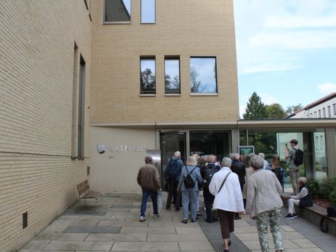 19. September 2023: Auf dem Weg zum Empfang der Bürgermeisterin von KW, Michaela Wiezorek, im Rathaus der Stadt