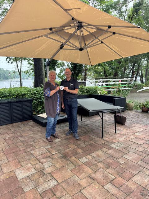 (v.l.n.r): Kerstin Köppen (BVV-Vorsteherin) und Stefan Klein (Ruder-Club Tegelort e.V. Vorsitzender) (Bild: BA Reinickendorf)