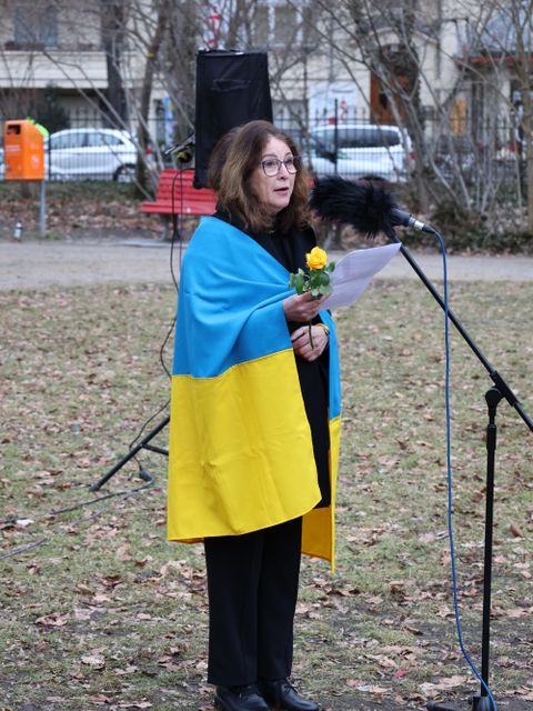 24. Februar 2026: Olga Pischel vom Städtepartnerschaftsvereins hält eine Ansprache