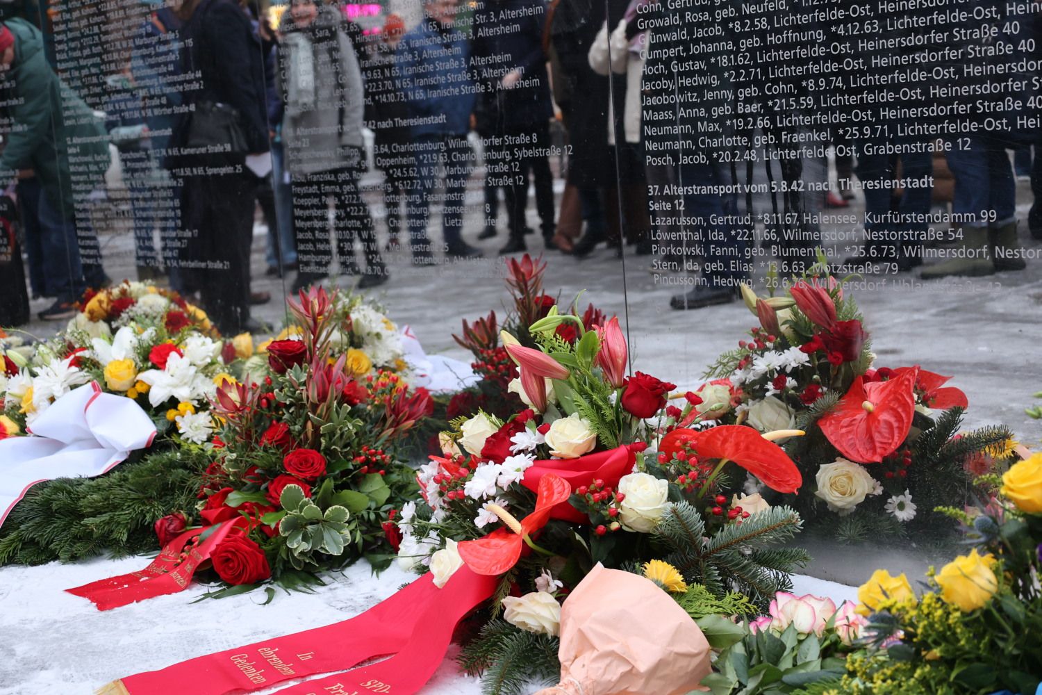 Auf Schnee gebettet - Kranzniederlegung am 27. Januar 2026 vor der Spiegelwand