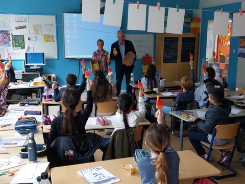 Schulstadtrat Muschner gemeinsam mit der Schulleiterin Frau Schwarz in einer Klasse (Bild: BA Reinickendorf)