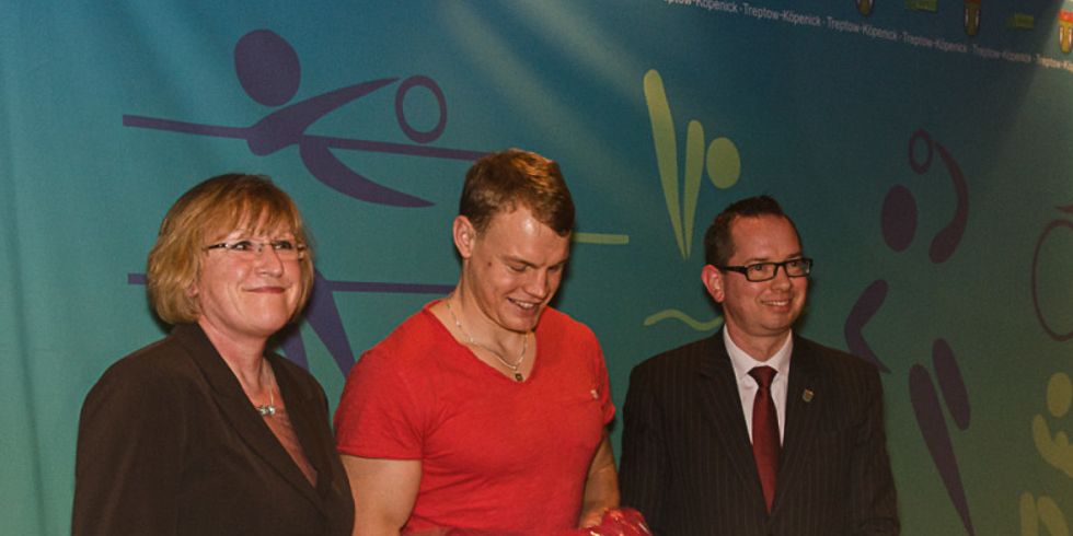 Bezirksbürgermeister Oliver Igel, Bezirksstadträtin Cornelia Flader und zweifacher Olympiasieger Marcus Groß
