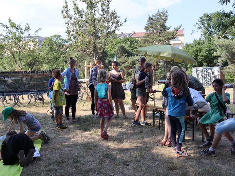 Junge Teilnehmende am Eröffnungstag