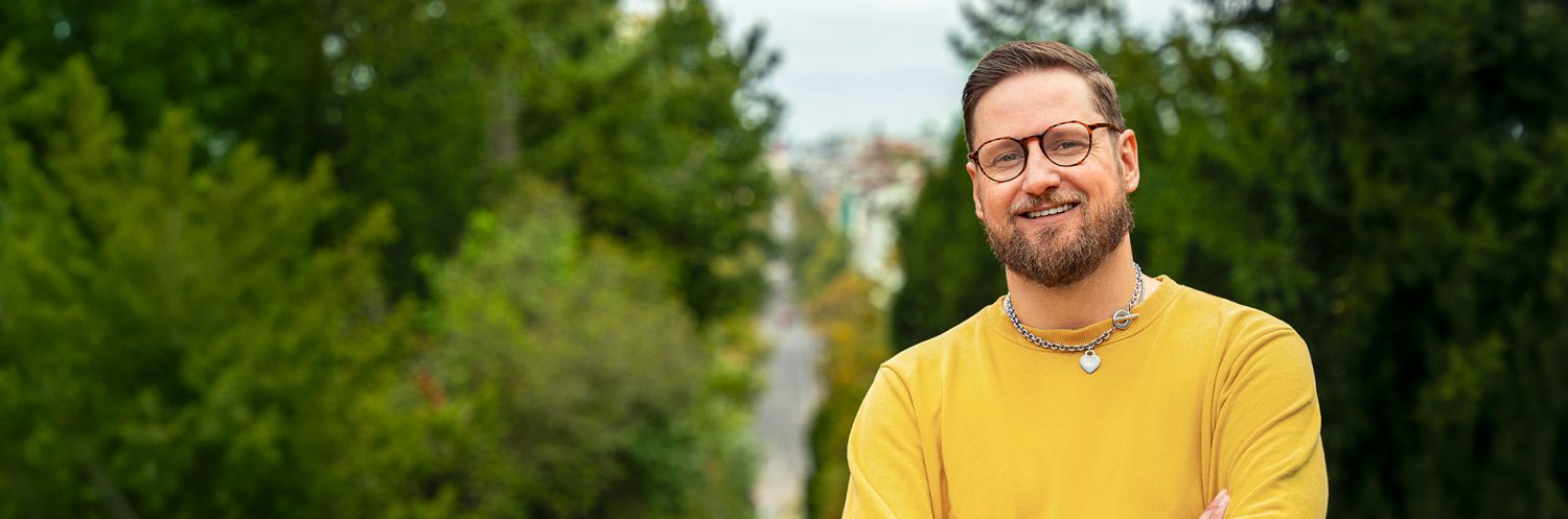 Headerbild von Alexander für das Bezirksamt Friedrichshain Kreuzberg mit Work as you are Kampagne