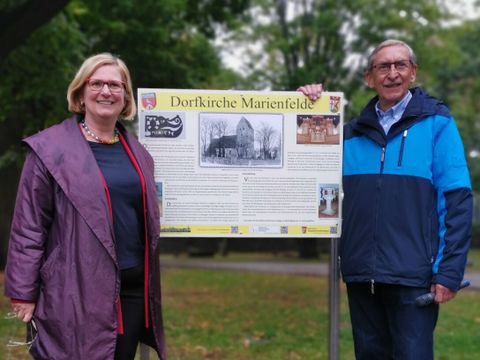 Gemeinsam mit Frank Sachse vom Historischen Arbeitskreis Marienfelde enthüllte Bezirksbürgermeisterin Angelika Schöttler die Informationstafel an der Dorfkirche (Bild: Bezirksamt Tempelhof-Schöneberg)
