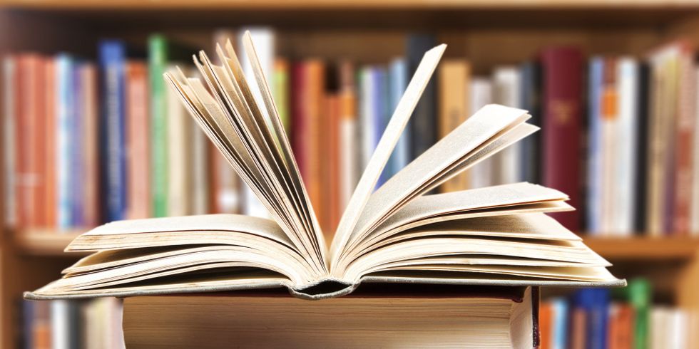 Aufgeschlagenes_Buch_in_der_Bibliothek