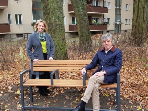 Bezirksstadträtin Katrin Schultze-Berndt (CDU) weihte gemeinsam mit dem Leiter des Straßen- und Grünflächenamtes die erste „Reinickendorfer Seniorenbank“ ein. (Bild: BA Reinickendorf)