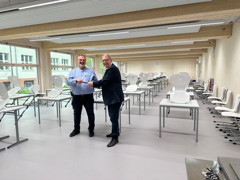 Bezirksstadtrat Harald Muschner übergibt Schulleiter Uwe Schönefeld symbolisch einen Schlüssel in einem der neuen Stammgruppenräume (Bild: BA Reinickendorf)