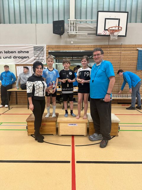 Siegerehrung beim Wuselturnier durch Bezirksbürgermeisterin Emine Demirbüken-Wegner und Thomas Schwartz von der gastgebenden Spielgemeinschaft. (Bild: BA Rdf.)