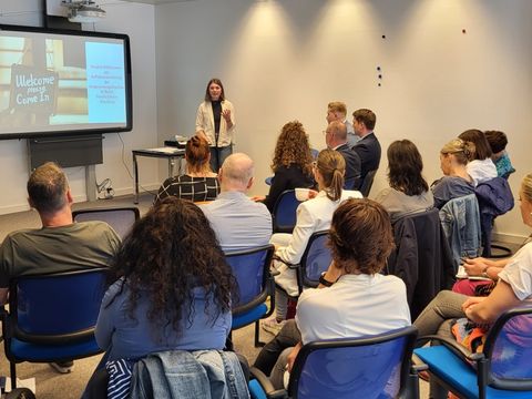 Annemarie Brandt, Koordinatorin für Kinderarmutsprävention begrüßt die amtsübergreifenden Teilnehmer*innen der Auftaktveranstaltung (Bild: Sabine Böhnig)