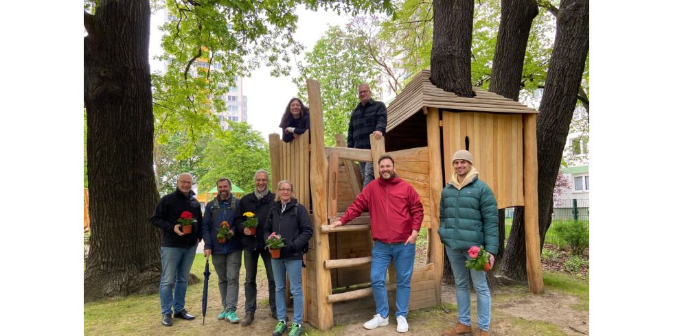 2024-04-17-pm-gruenanlage-erieseering_filiz-kekuellueoglu-mit-mitgliedern-bvv-und-spielplatzkommission-ba-lichtenberg.jpg