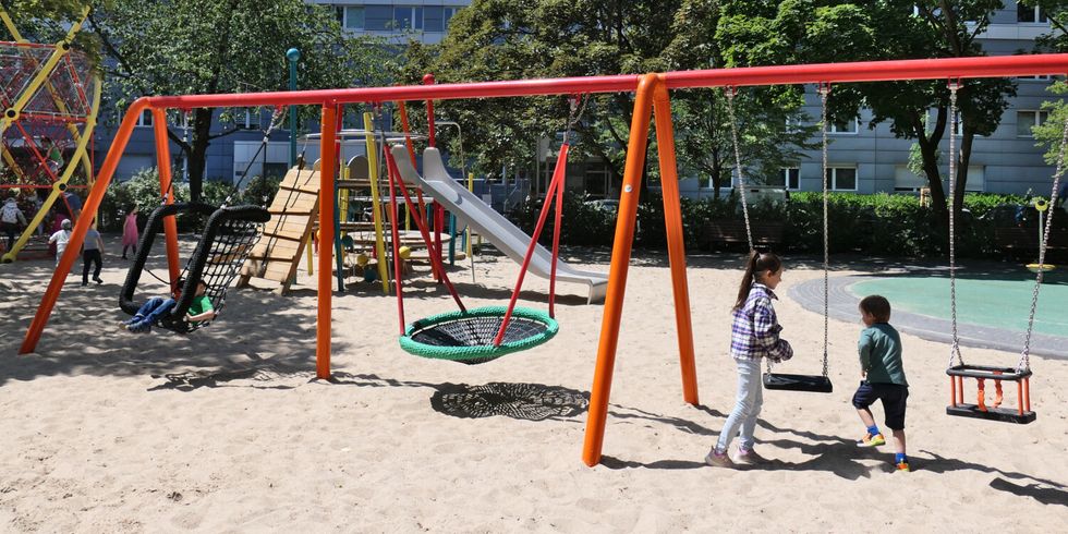 Schaukeln für unterscheidliche Altersgruppen und Fähigkeiten auf dem Spielplatz Krautstraße