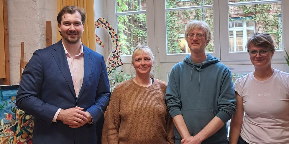 Stadtrat Max Kindler beim Besuch der Kontakt- und Beratungsstelle des Unionhilfswerks mit den Mitarbeiter*innen vor Ort.
