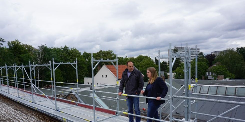 Schulstadträtin Heike Schmitt-Schmelz besichtigt die Arbeiten an der neuen Sporthalle.