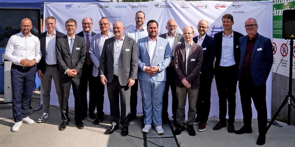 Gruppenfoto Projekt Wasserstoffschiene | v.l.n.r.: C. Mehnert (KWB), C. Heuing (VBB), Dr. G. Hering (Enertrag SE), Staatssekretär A. Herz (SenMVKU), Minister D. Tabbert (MIL), Minister R. Crumbach (MDFE), D. R. Schenker (Enertrag SE), S. Achtermann (NEB), Landrat D. Kurth (LK Barnim), F. Gillung (b-tu), M. Böhm (DLR), U. Balzuweit (NEB)