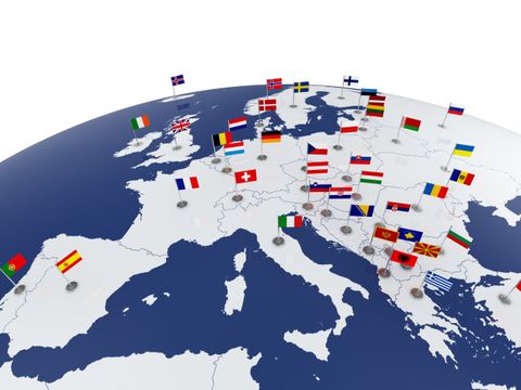 Europa-Karte mit Flaggen in einer Globusansicht