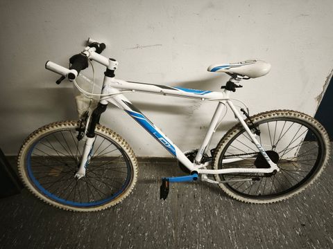 Weiß-schwarz-blaues Herrenfahrrad