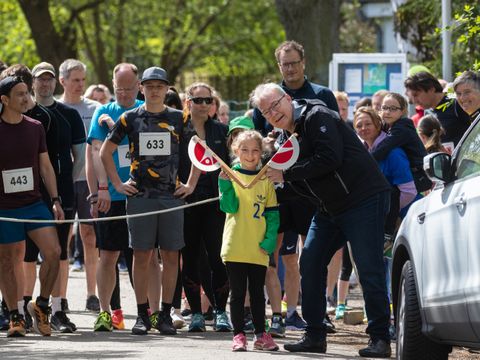 Sportstadtrat Muschner mit Helferin beim Startschuss. (Bild: Marc Achterberg, Saunafreunde e.V.)