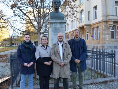 V.l.: Dirk Sadtler (Franz Reschke Landschaftsarchitekten), Senatsbaudirektorin Petra Kahlfeldt, Bezirksstadtrat Christopher Schriner und Jan-Wilhelm Siewert vom Straßen- und Grünflächenamt Mitte