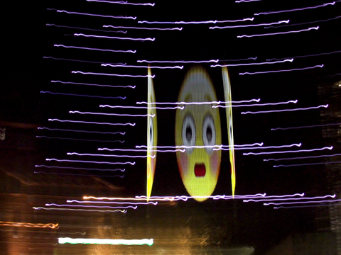 Zu sehen sind Lichter auf dem Euref-Campus mit einem Emoji in der Mitte