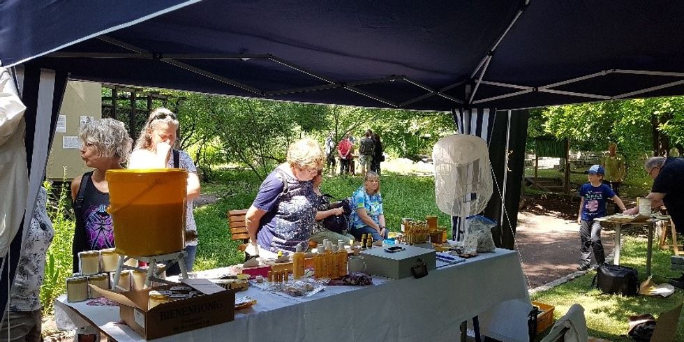 Der Bienenlehrgarten des Imkwervereins 'Wuhletal 1864' - Honigstand