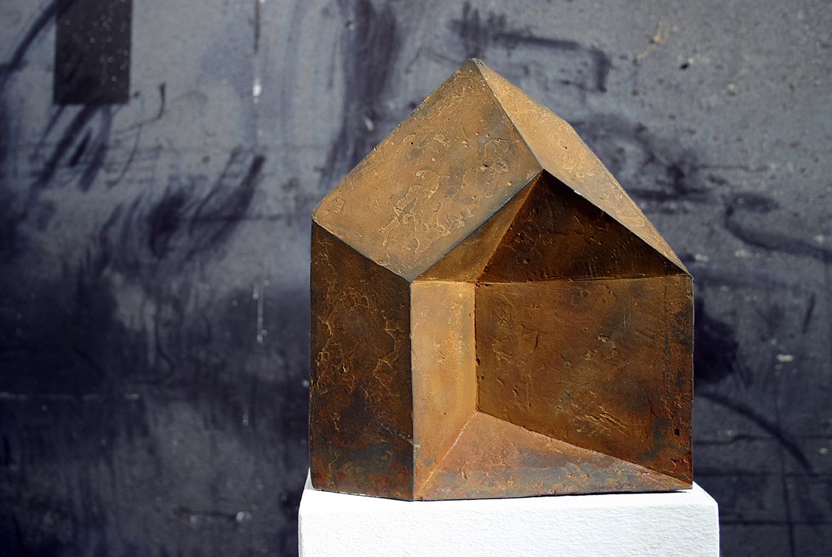 Friedemann Grieshaber: Gedrücktes Haus, 2003, Eisenguss No.6., 22 x 20 x 4 cm