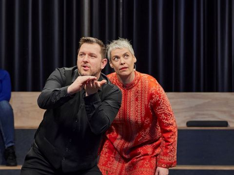 Eine Schauspielerin und ein Dolmetscher performen auf der Bühne.