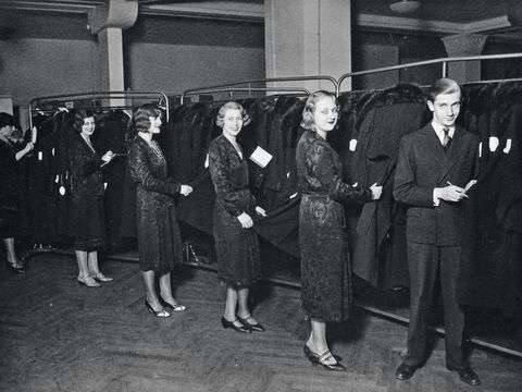 Blick in den Innenraum für Modevorführungen bei der Firma Leopold Seligmann, Berlin 1931