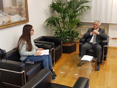 Das Kinderparlament interviewt den Landtagspräsidenten (Bild: Prokop Bow)