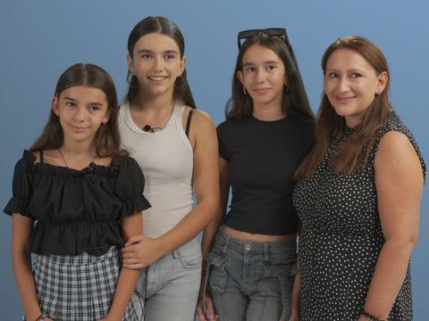 Auf dem Bild ist eine vierköpfige Familie in einer Interview Situation zu sehen