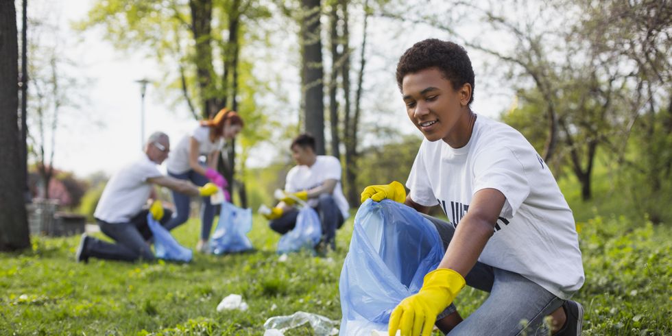 Jugendliche sammeln Müll im Park
