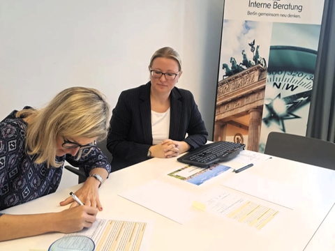 Vertragsunterzeichnung bei der Internen Beratung