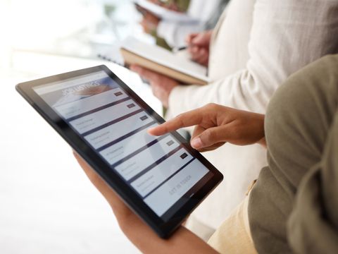 Hände am Tablet, Liste von Jobs auf dem Bildschirm