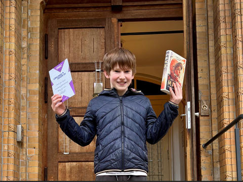 Vincent, Gewinner des Vorlesewettbwerbs, vor der Kapelle99, ist Schüler der 6. Klasse des Händel-Gymnasiums am Frankfurter Tor