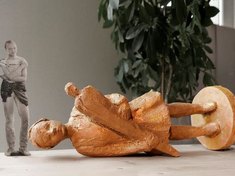 Skulptur Große Liegende mit Schultüte